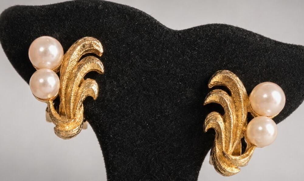 Elegant Faux‎ Pearl Clip-on Earrings 7/8” Brushed Gold-tone Classic wc224